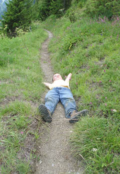 Couché sur un chemin